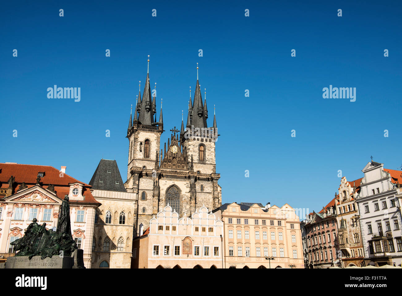 Église Notre Dame de Tyn avant, de la place de la Vieille Ville, Prague, République Tchèque Banque D'Images