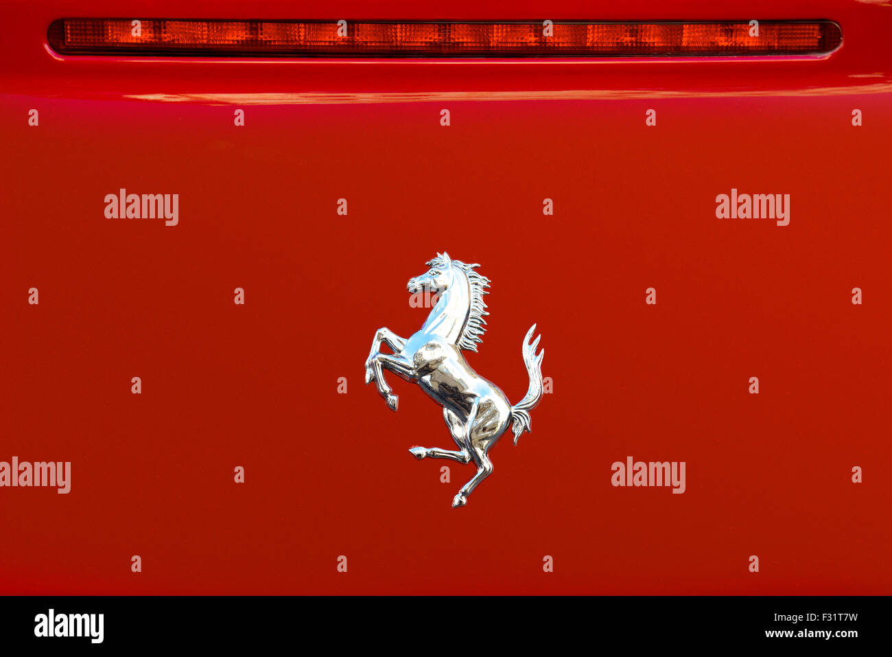 Prague, République Tchèque - 4 juin 2015 : Le Cavallino Rampante, symbole de la voiture de luxe rouge Ferrari sur la ville à l'avenue de Prague. Banque D'Images