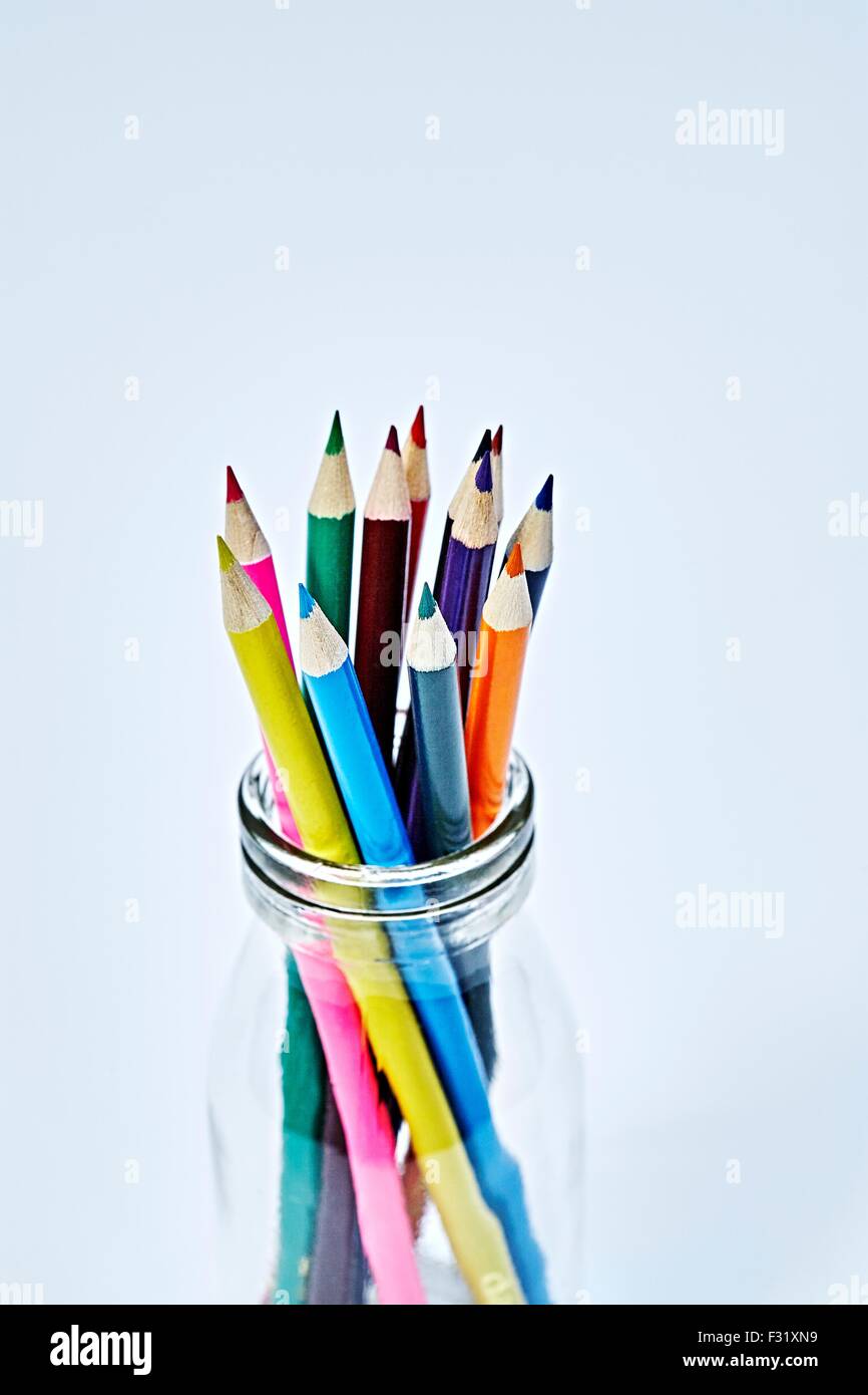 12 crayons de couleur dans un pot Banque D'Images