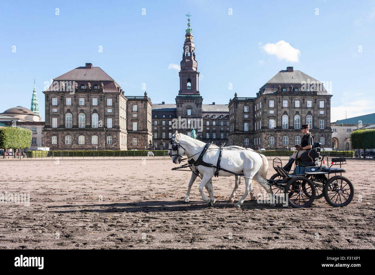 Bâtiment du Parlement danois, Christiansborg Palace, avec chevaux et buggy de l'Écuries Royales, Copenhague, Danemark, Europe. Banque D'Images
