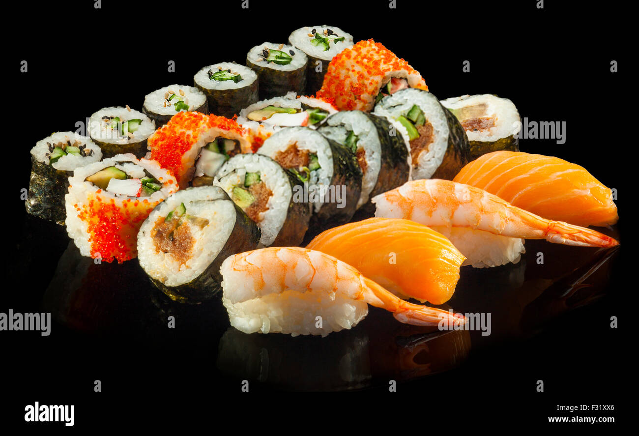Délicieux rouleaux de sushi aux crevettes, saumon, thon, concombre et avocat Banque D'Images
