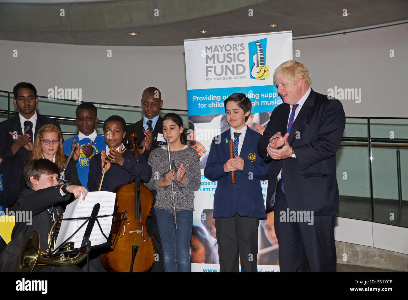 Londres, Royaume-Uni. 28 Septembre, 2015. Le maire de Londres Boris Johnson applaudit un jeune musicien à l'Hôtel de Ville. Credit : Keith Larby/Alamy Live News Banque D'Images