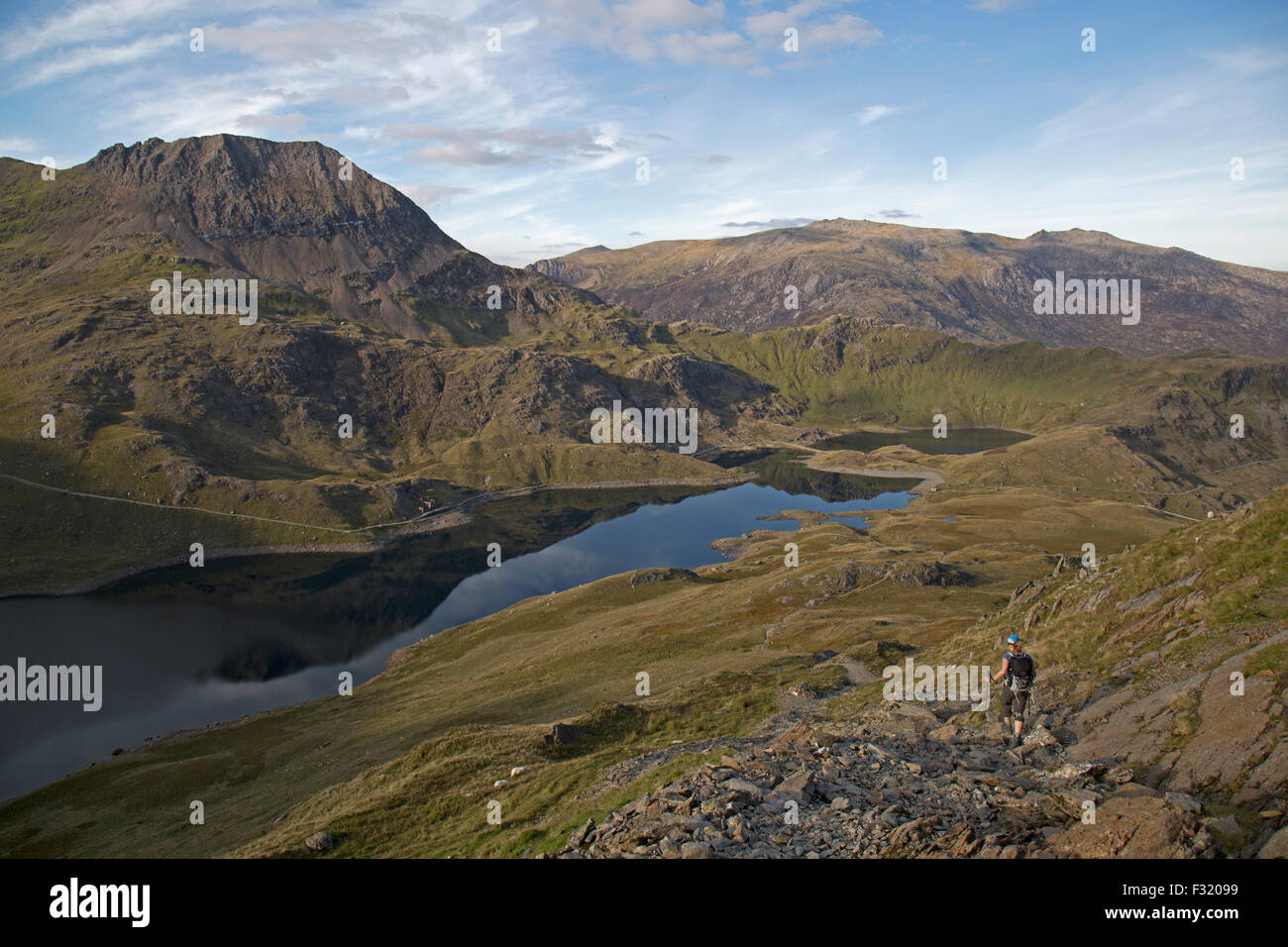 Une seule femme Lliwedd walker en ordre décroissant à partir de Y dans le parc national de Snowdonia dans le Nord du Pays de Galles. Banque D'Images
