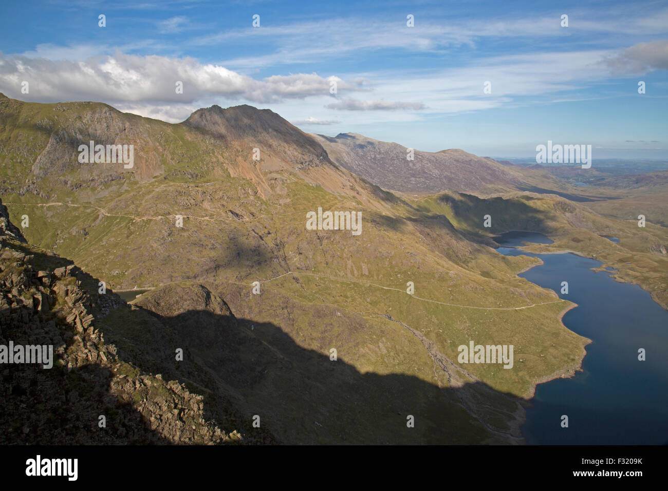 Une vue dans le Parc National de Snowdonia dans le Nord du Pays de Galles, avec lit-bébé Goch et Llyn Llydaw. À la recherche du A Lliwedd. Banque D'Images