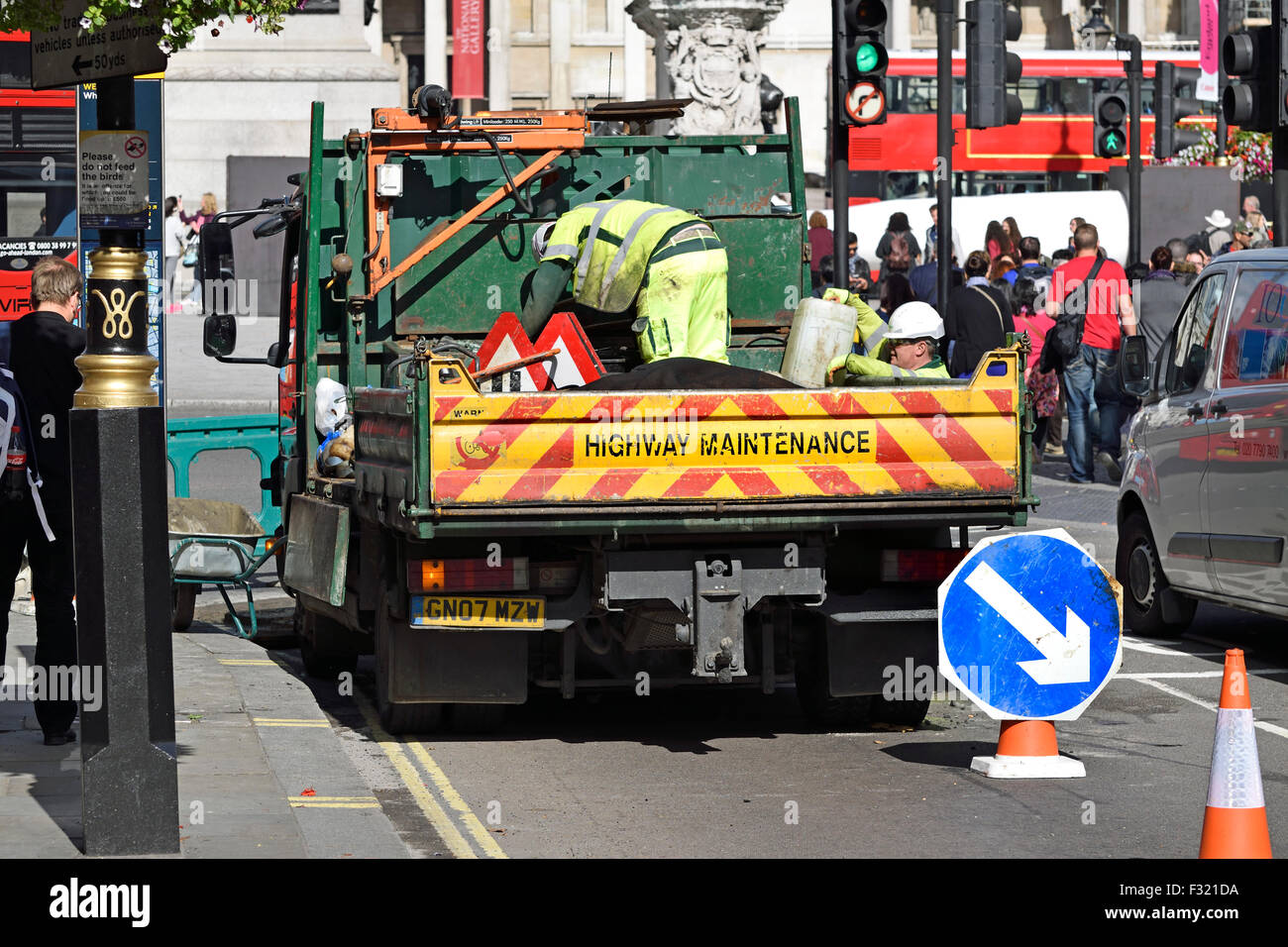 Londres, Angleterre, Royaume-Uni. Véhicule d'entretien des routes dans la région de Whitehall Banque D'Images