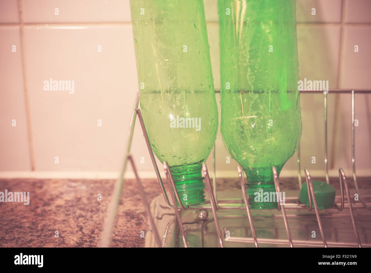 Séchage de bouteilles en plastique à la cuisine avant d'être recyclés Banque D'Images