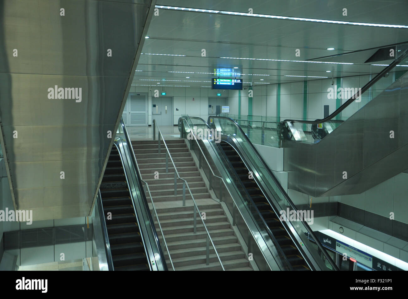 Escaliers et d'escaliers mécaniques à la station de MRT Lavender, Singapour. Banque D'Images