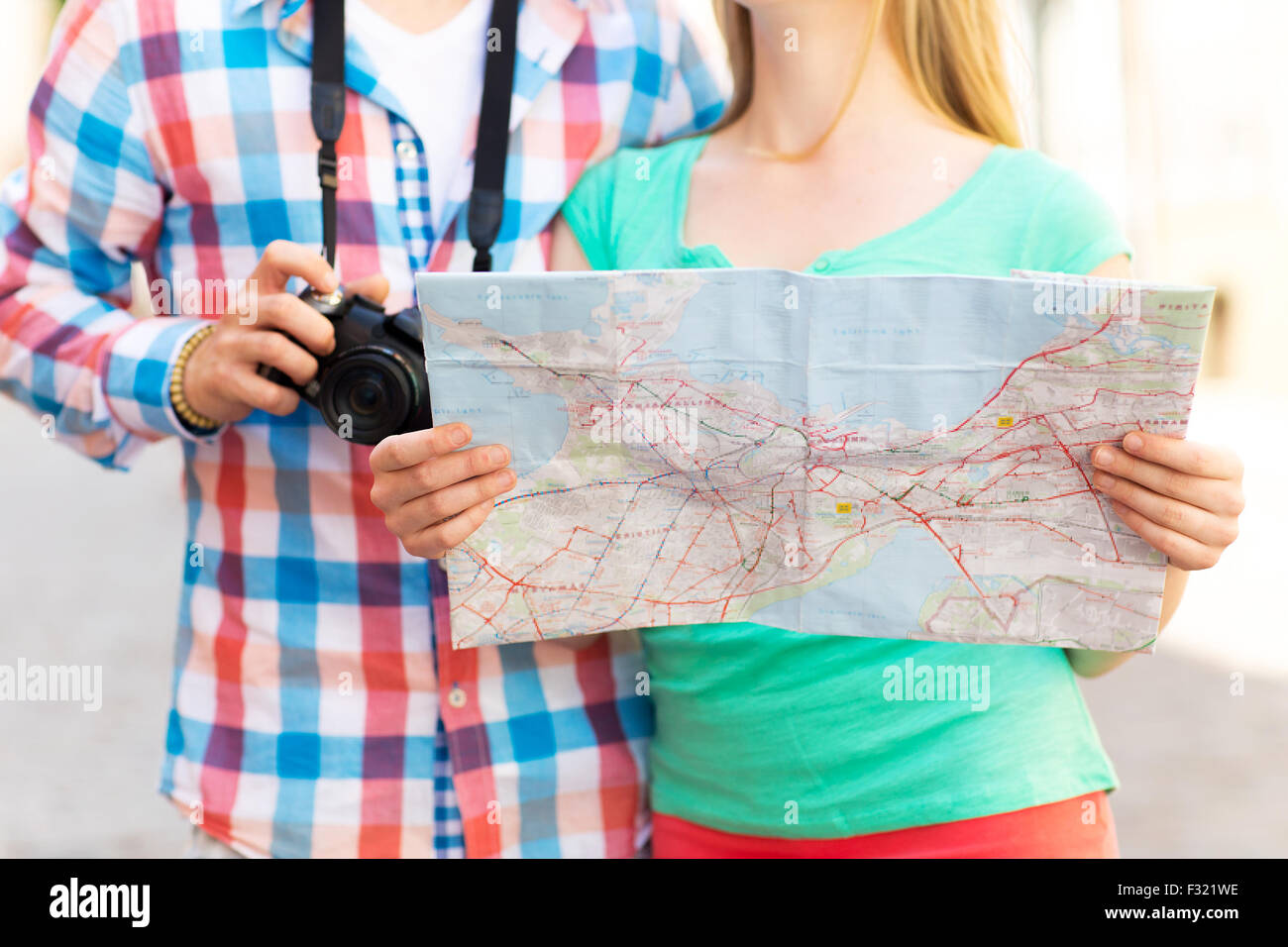 Close up of couple avec la carte et l'appareil photo en ville Banque D'Images