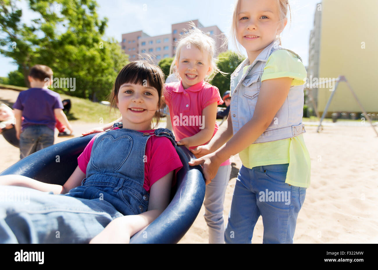 Enfants heureux sur un terrain de jeux pour enfants Banque D'Images