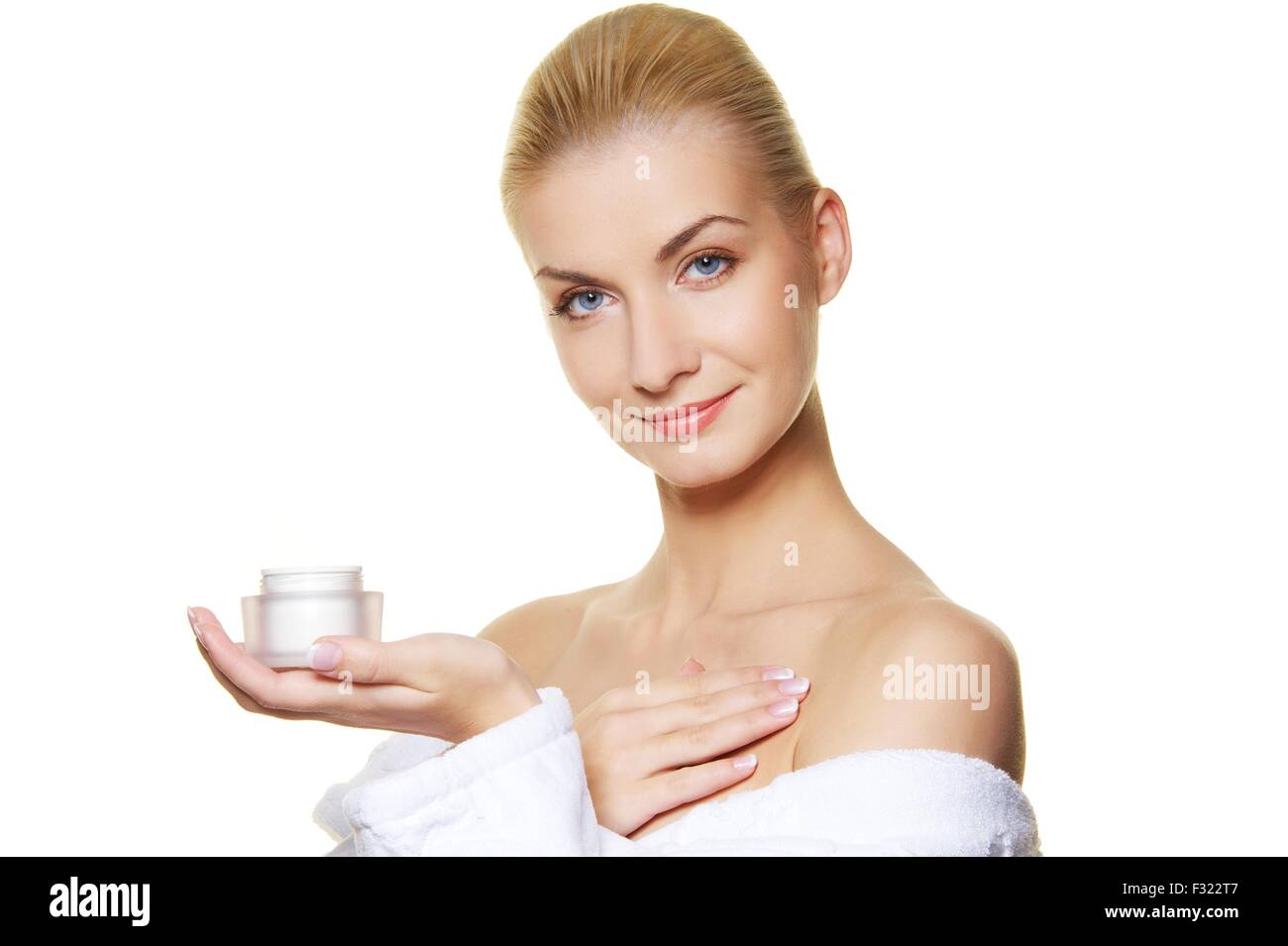 Woman applying moisturizer cream sur son corps Banque D'Images