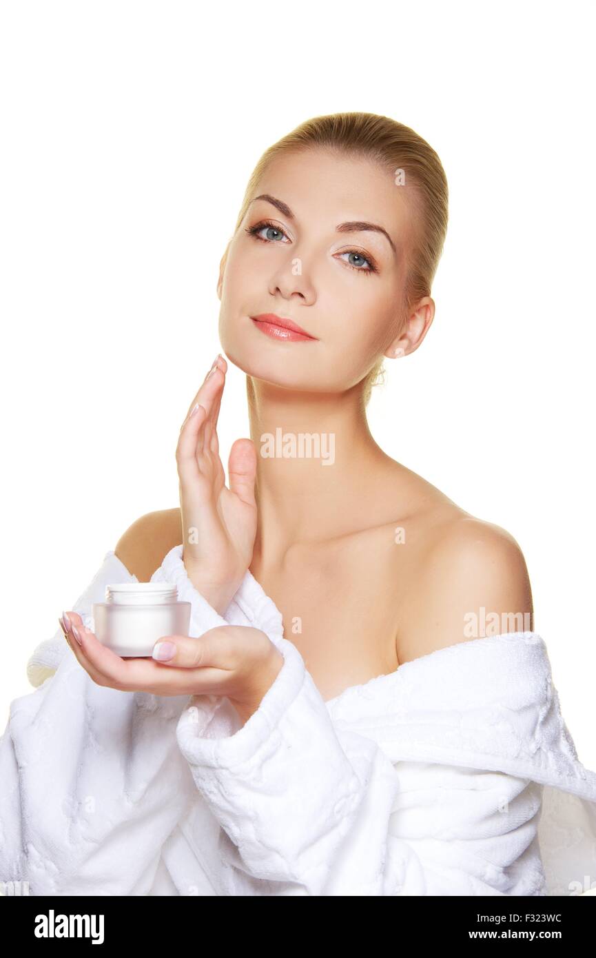 Woman applying moisturizer cream sur son visage Banque D'Images