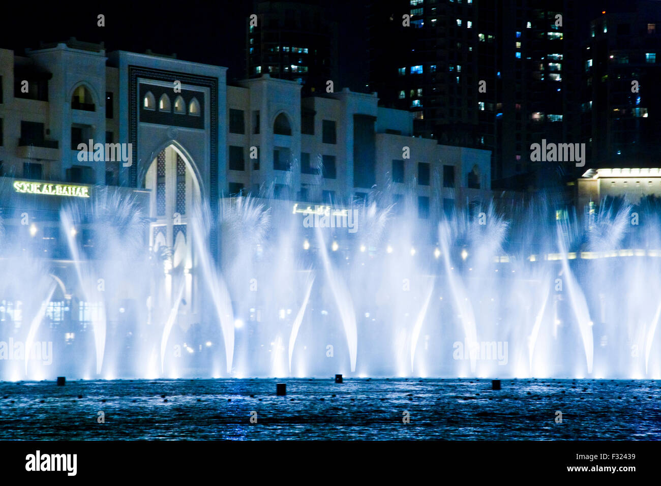 La fontaine de Dubaï afficher en face de la Souk Al Bahar, au centre-ville de Dubaï, AUX ÉMIRATS ARABES UNIS Banque D'Images