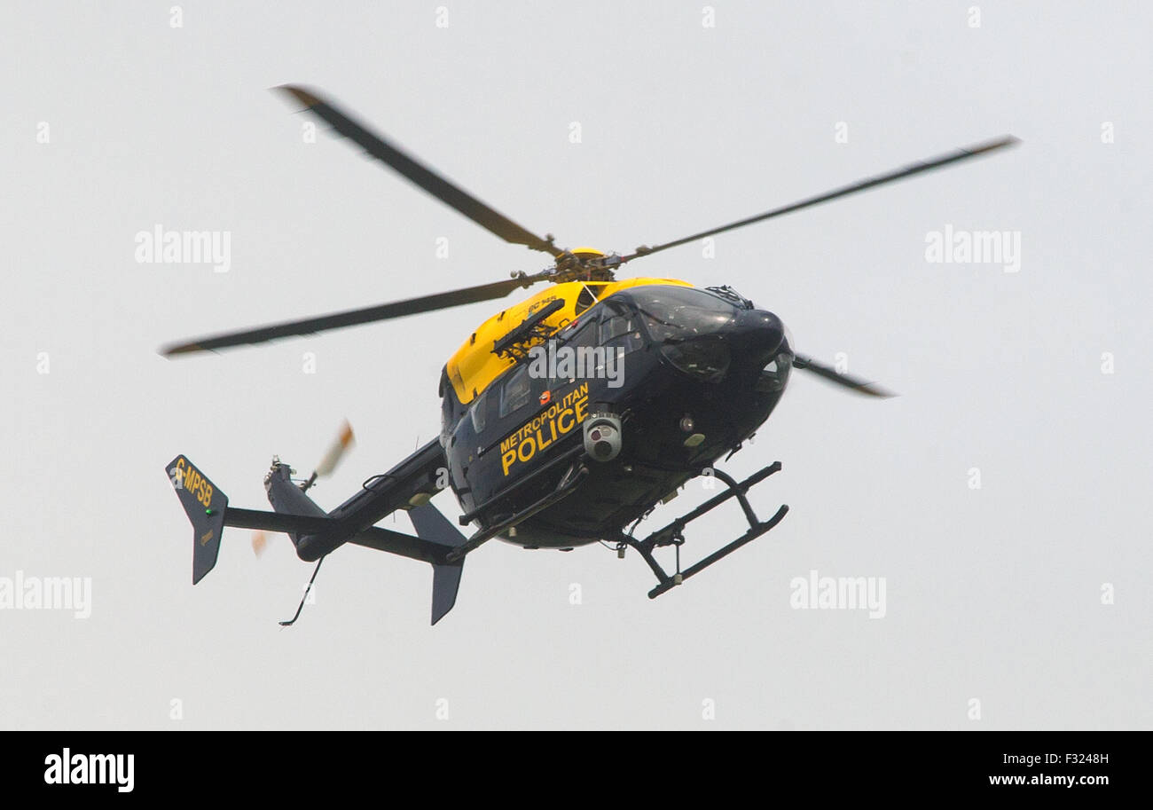 Hélicoptère de la Police métropolitaine, ce Eurocopter-Kawasaki-145 survole l'aviation à l'aéroport de Stansted Banque D'Images