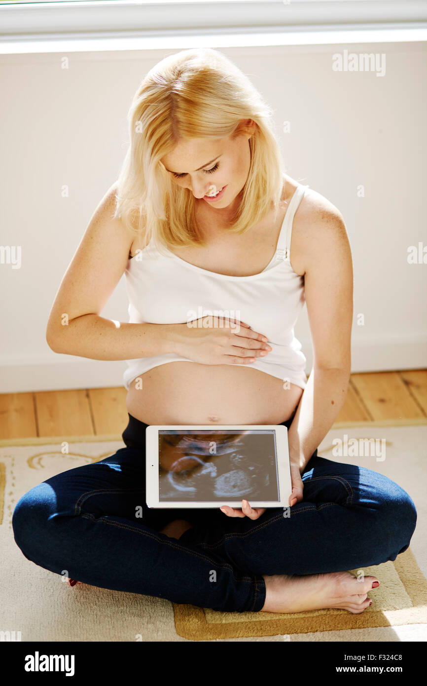 Femme enceinte avec la photo de bébé scan Banque D'Images