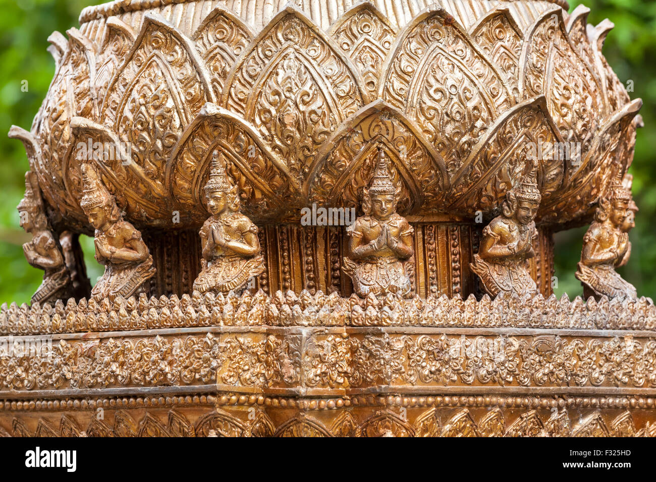 Petite tradition priant dans l'vêtu de Bouddha Bouddhisme Banque D'Images