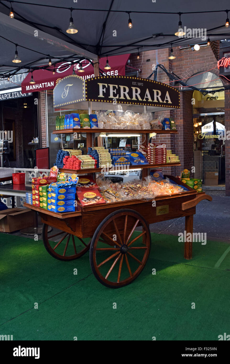 Un panier avec des produits à vendre à l'extérieur de Ferrara's Bakery & cafe au San Gennaro Festival à New York City Banque D'Images