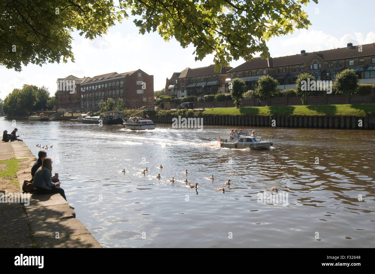Rivière ouse york en été, soleil de l'été journée ensoleillée détendue météo city town villes ville Banque D'Images