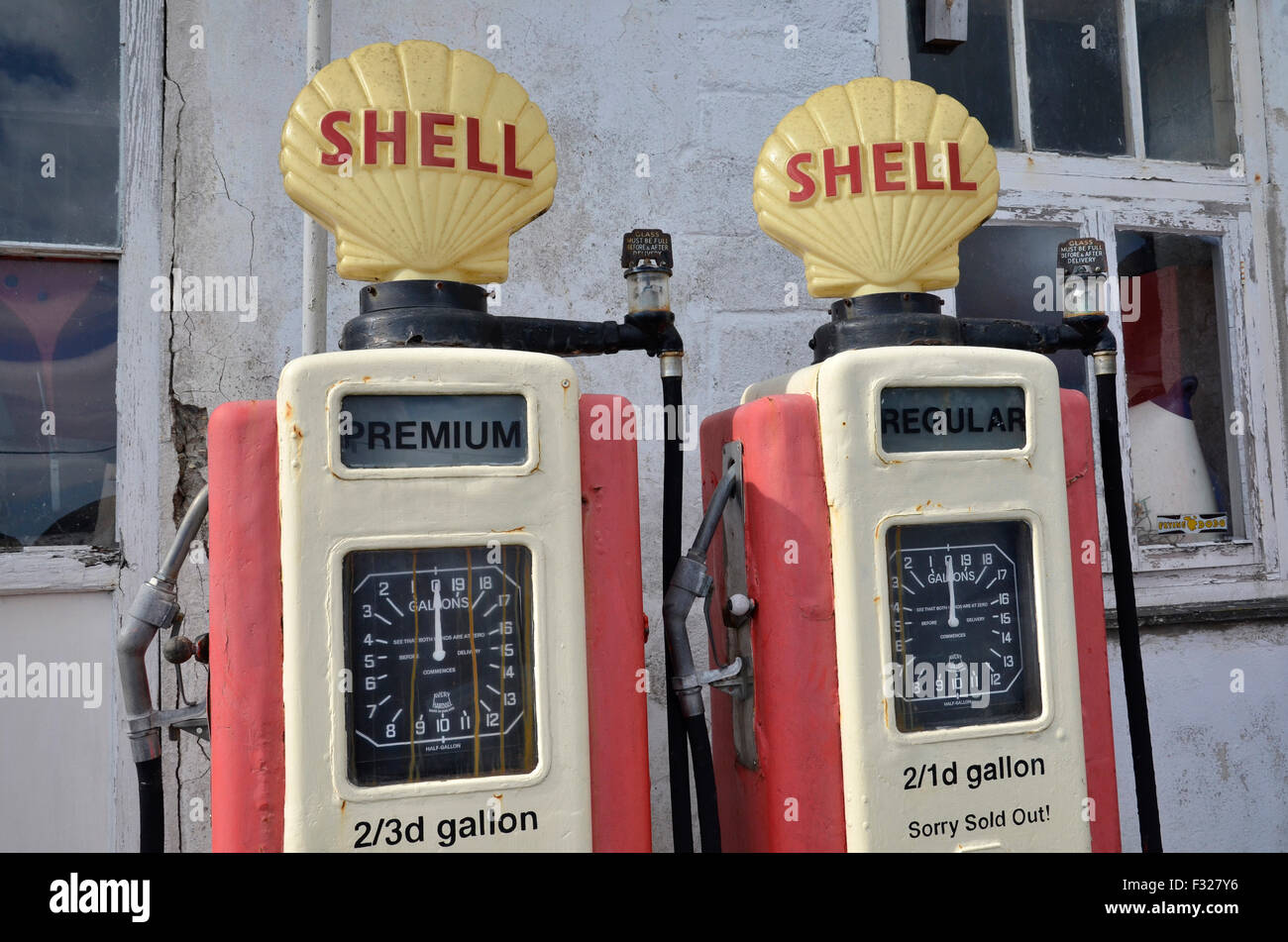 Pompes à essence Shell Vintage sur une avant-cour à St Mawes, Cornwall. Banque D'Images