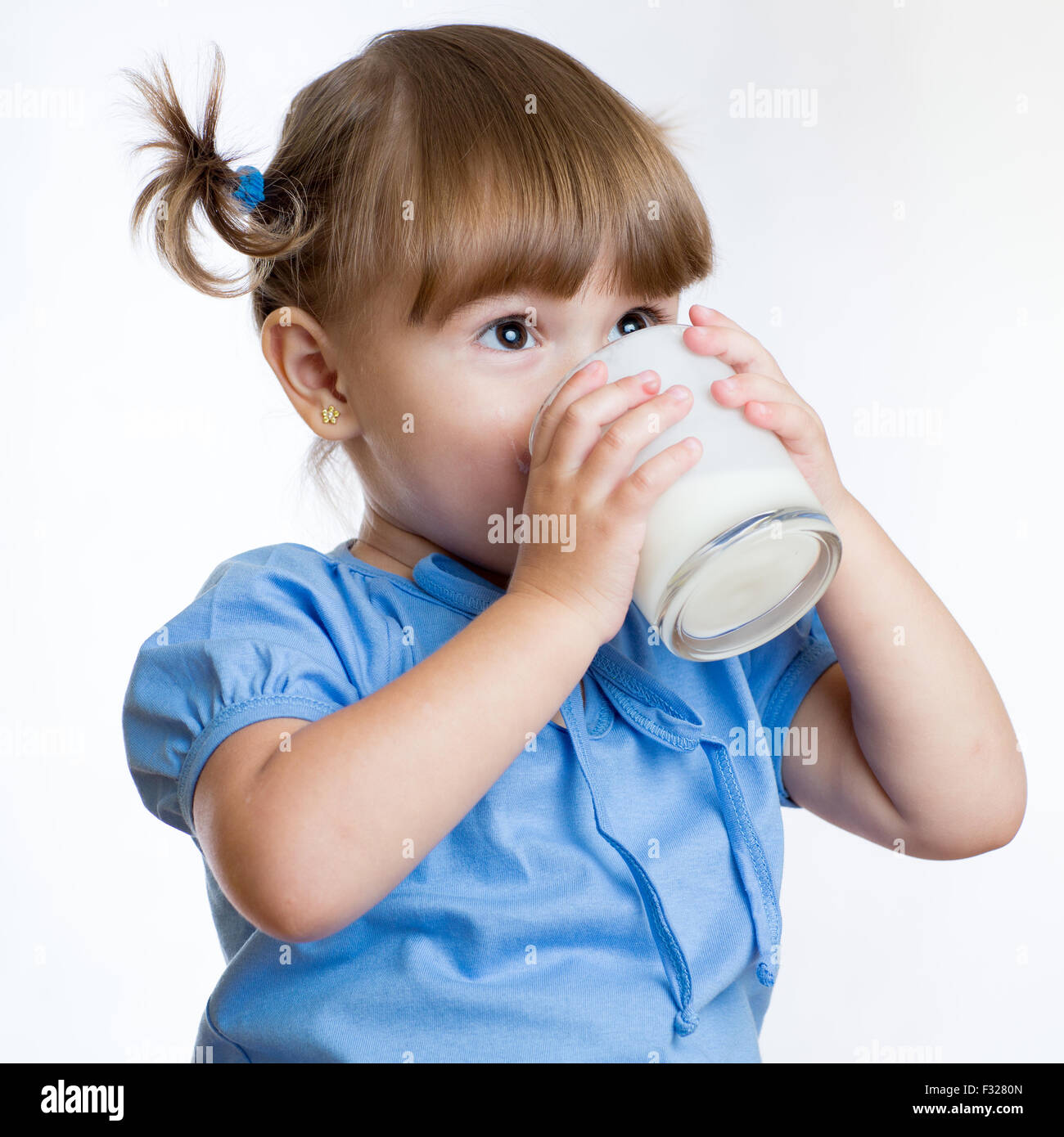 Joli gamin boire du lait à partir du verre Banque D'Images