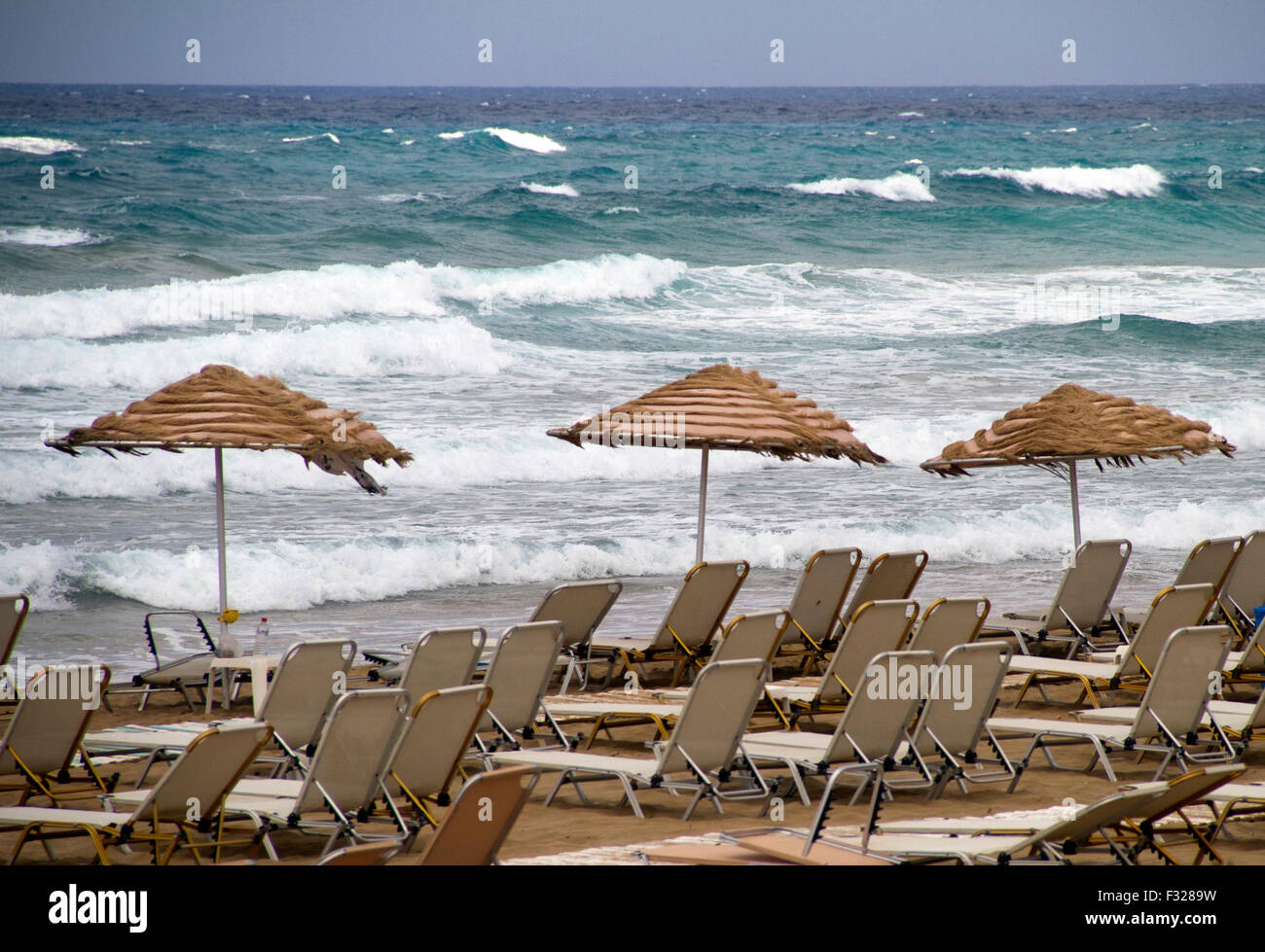 Chaises de plage et parasol en Crète Banque D'Images