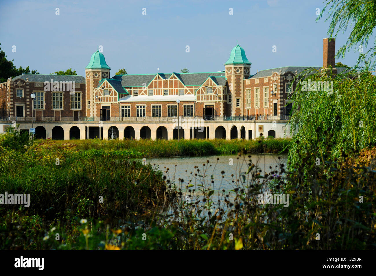 Le Humboldt Park Fieldhouse et la lagune de l'Ouest, Humboldt Park, Chicago, Illinois Banque D'Images