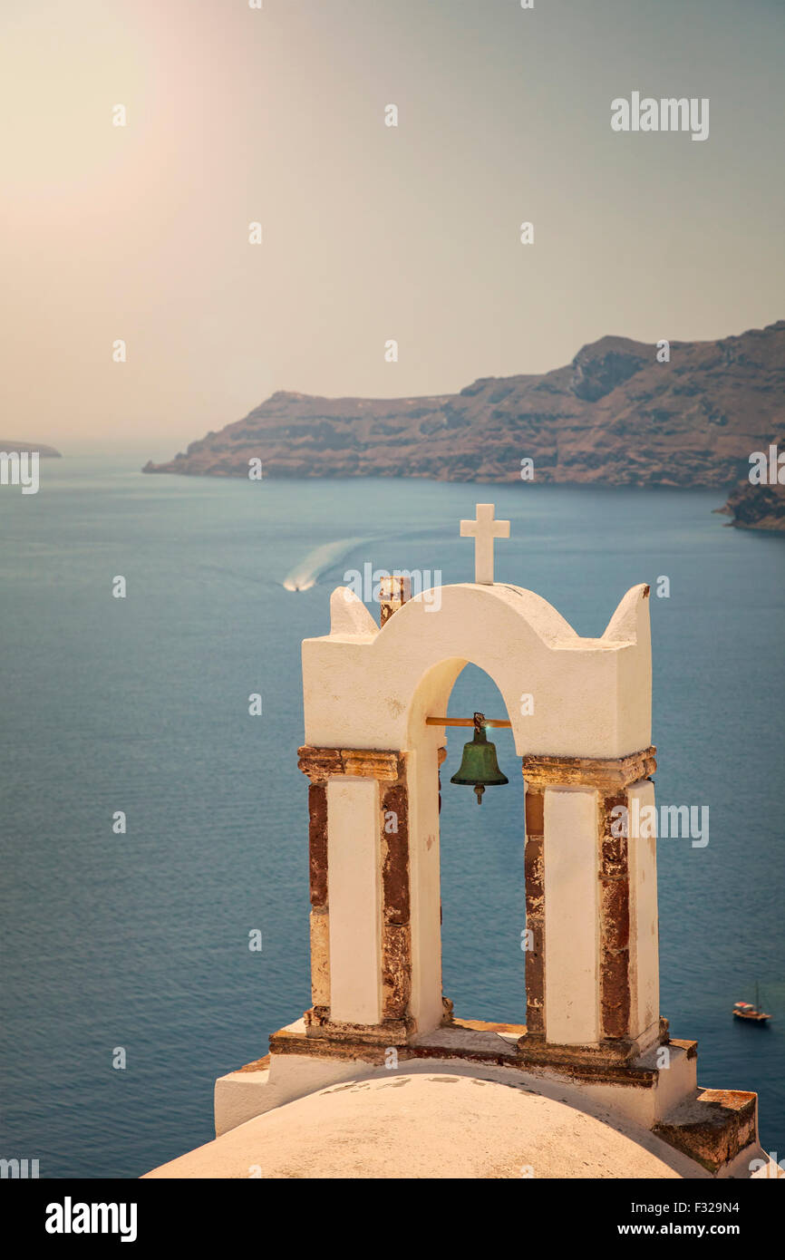 Image d'un clocher de l'église grec traditionnel. L'île de Santorin, Cyclades. Banque D'Images