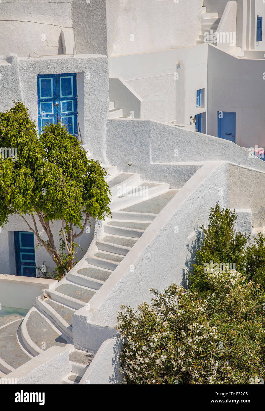 Image de maisons blanches traditionnelles sur l'île de Santorin, Grèce. Banque D'Images
