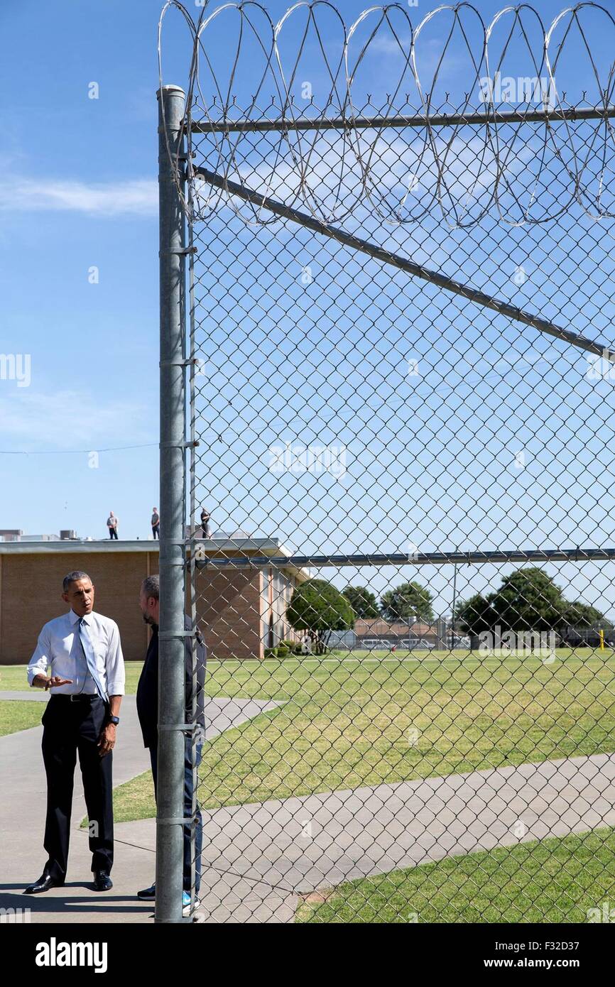Le président des États-Unis, Barack Obama parle avec VICE media chef Shane Smith au cours d'une visite à El Reno établissement correctionnel fédéral du Canada le 16 juillet 2015 à El Reno, Oklahoma. Le voyage d'Obama était la première visite d'un président de séance d'une prison fédérale. Banque D'Images