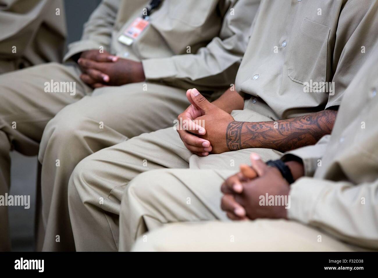 Les détenus écouter lors des discussions avec le président américain Barack Obama à El Reno établissement correctionnel fédéral du Canada le 16 juillet 2015 à El Reno, Oklahoma. Le voyage d'Obama était la première visite d'un président de séance d'une prison fédérale. Banque D'Images