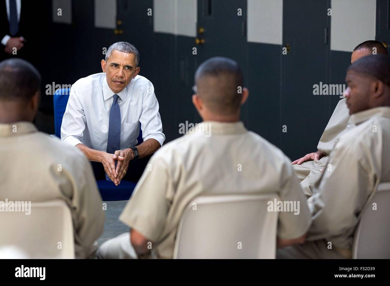 Le président des États-Unis, Barack Obama, se réunit avec un groupe de détenus de l'établissement correctionnel fédéral d'El Reno, 16 juillet 2015 à El Reno, Oklahoma. Le voyage d'Obama était la première visite d'un président de séance d'une prison fédérale. Banque D'Images
