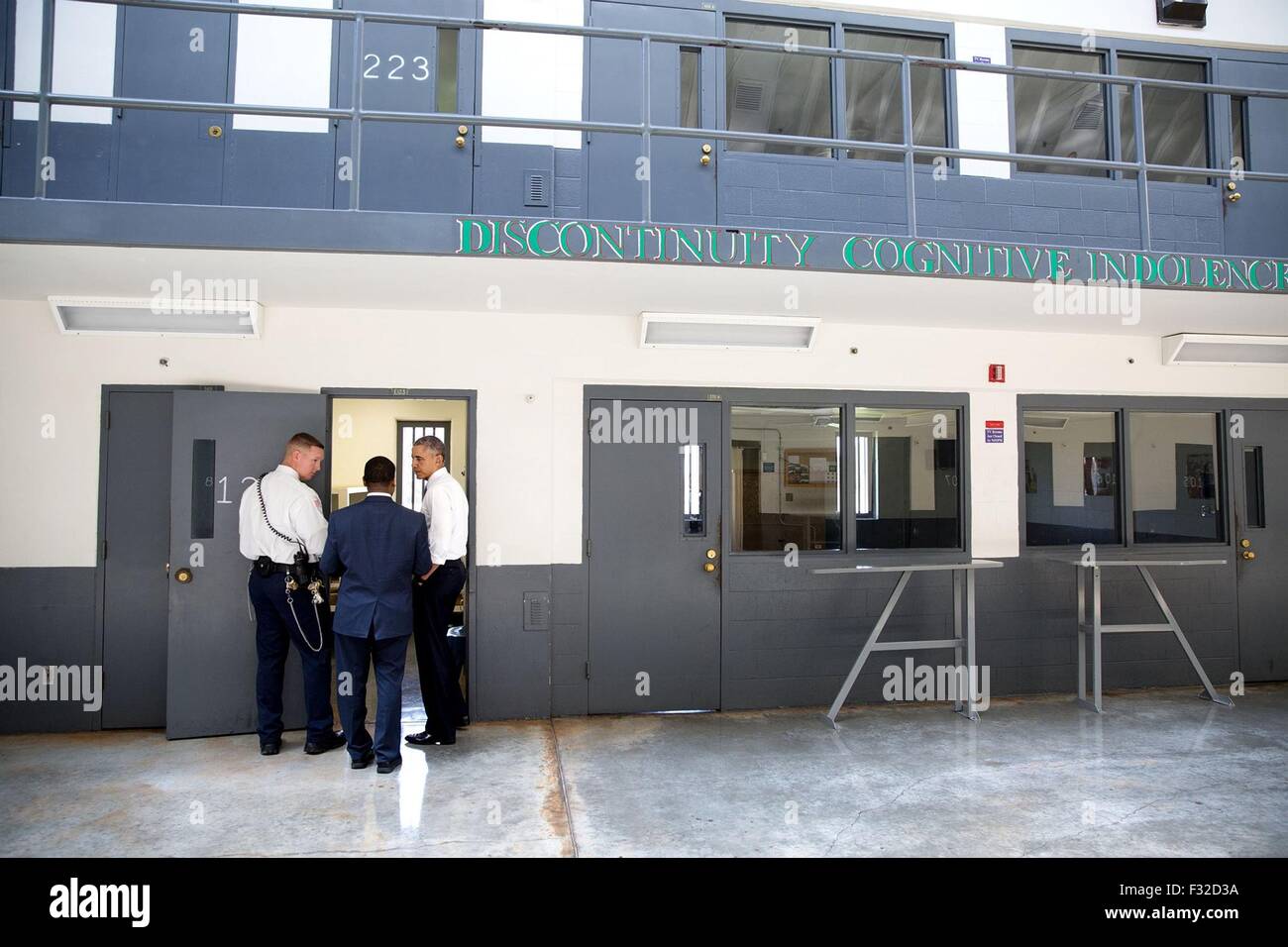 Le président des États-Unis, Barack Obama, tours un quartier résidentiel l'abus unité de programme, BoP Dir. Charles E. Samuels, Jr., et l'agent de correction Ronald Warlick à El Reno établissement correctionnel fédéral du Canada le 16 juillet 2015 à El Reno, Oklahoma. Le voyage d'Obama était la première visite d'un président de séance d'une prison fédérale. Banque D'Images