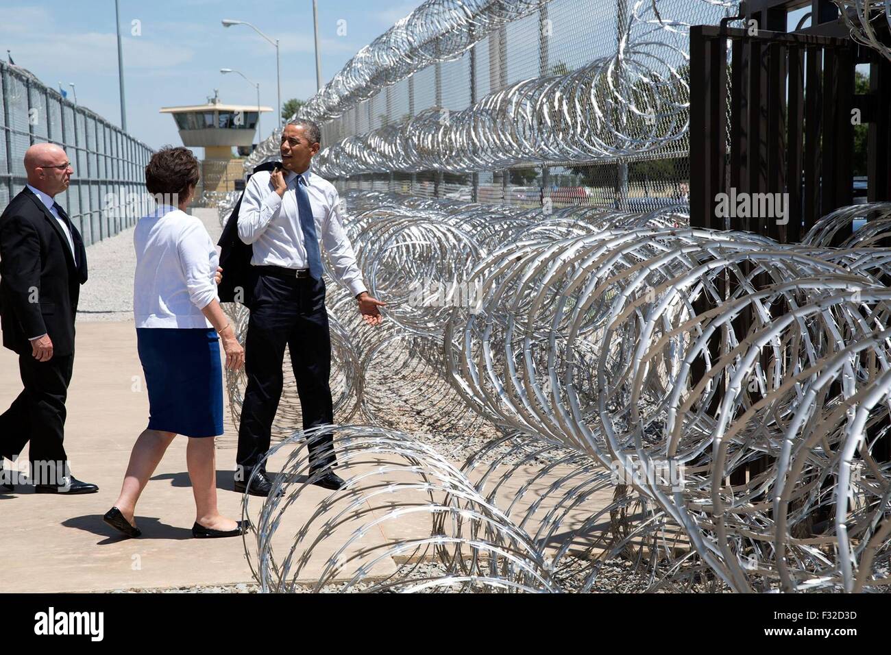 Le président des États-Unis, Barack Obama marche dernières barbelé qu'il quitte l'établissement correctionnel fédéral d'El Reno avec Valerie Jarrett et Rob Buster 16 juillet 2015 à El Reno, Oklahoma. Le voyage d'Obama était la première visite d'un président de séance d'une prison fédérale. Banque D'Images