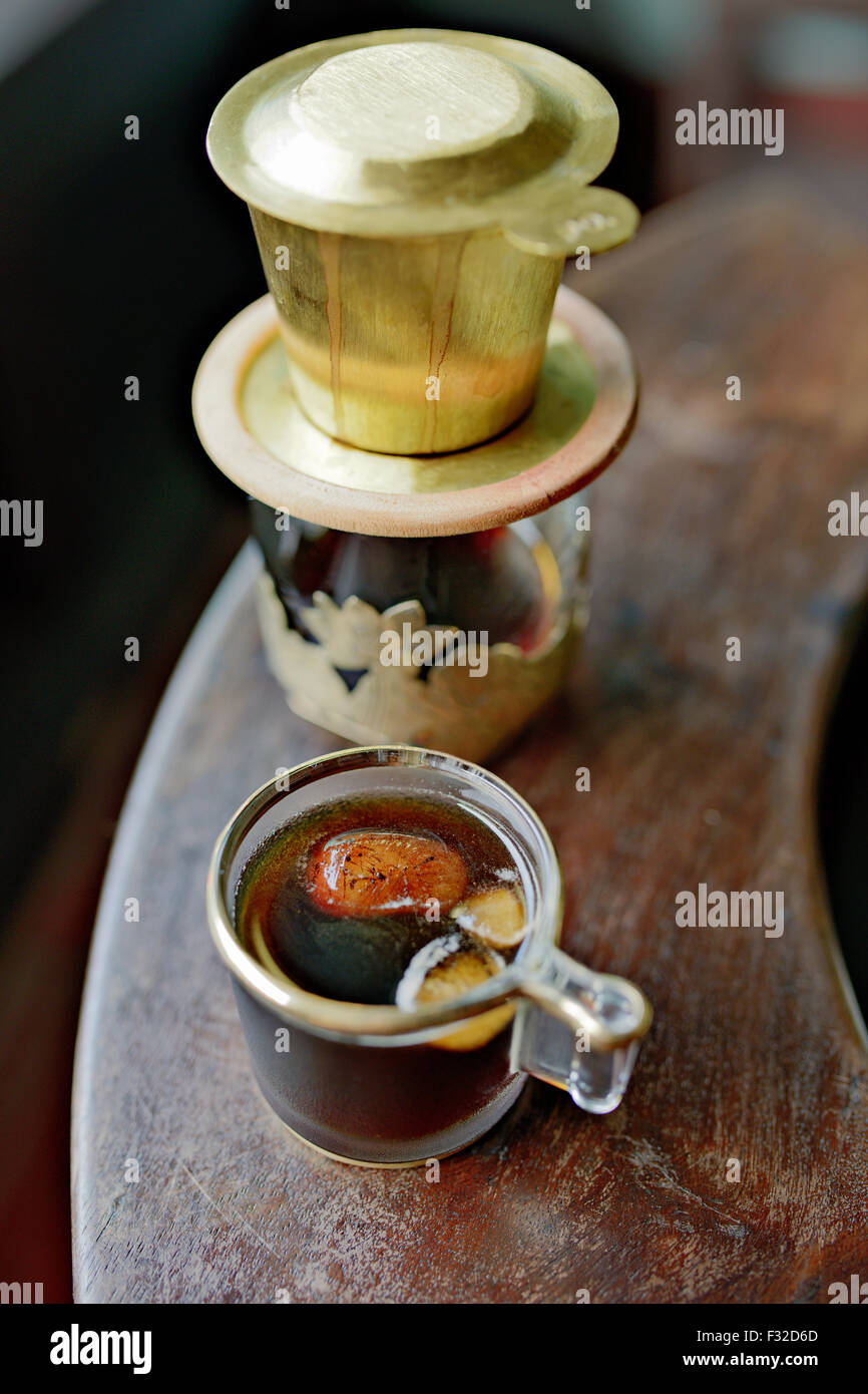 Café vietnamien est filtrée sur place et peut être servi avec de la glace. Banque D'Images