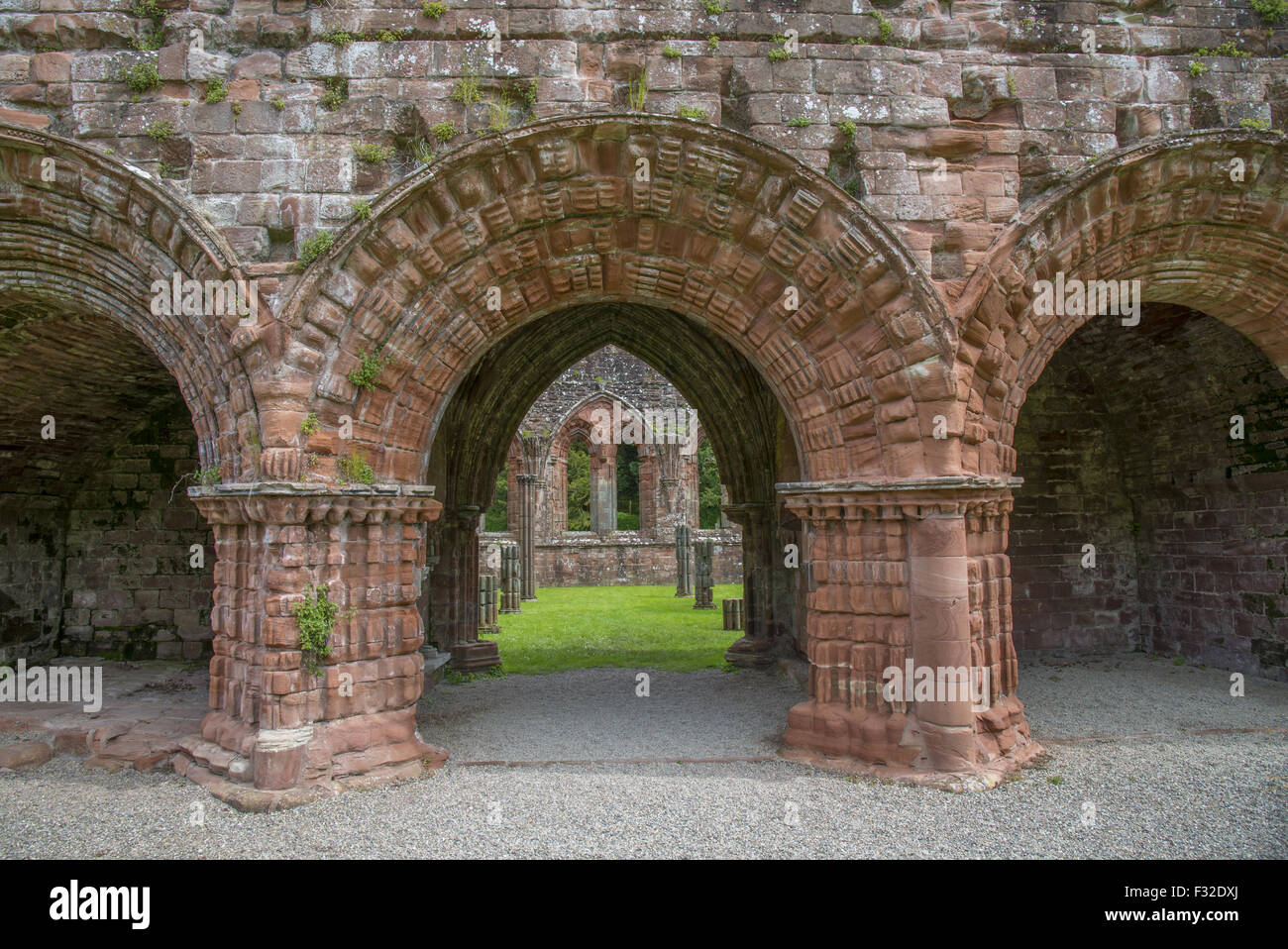 Dans Archway monastère cistercienne, l'abbaye de Furness (St. Marie de Furness), Barrow-in-Furness, Cumbria, Angleterre, juin Banque D'Images