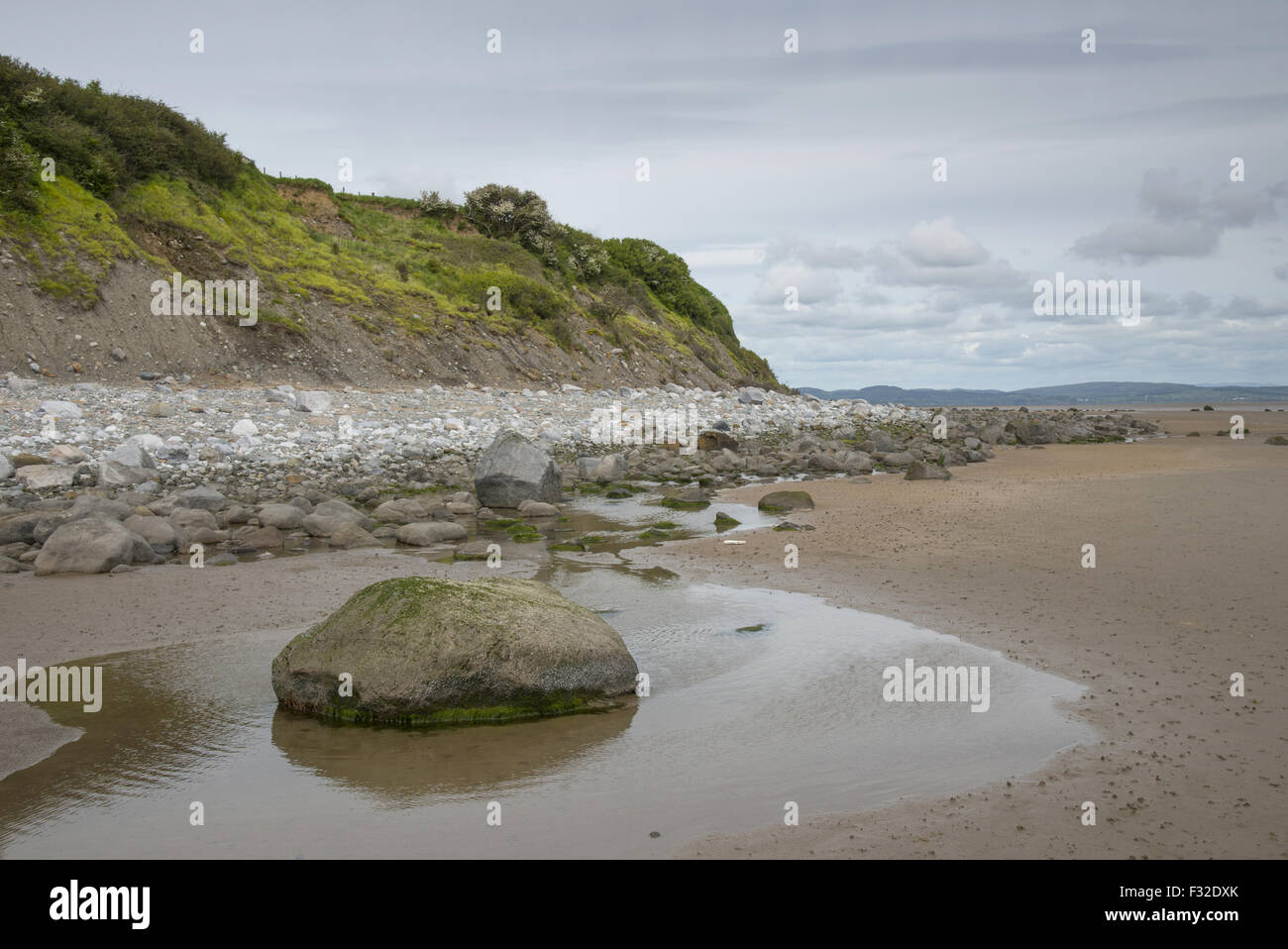 Des roches sur la plage à marée basse, douves, cicatrice, Newbiggin Beach Furness, Cumbria, Angleterre, juin Banque D'Images