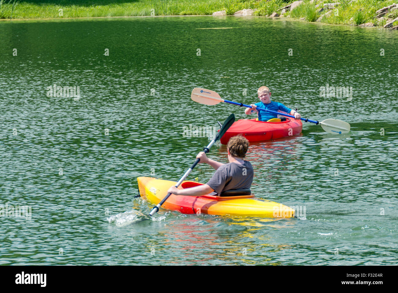 Les jeunes garçons du kayak sur un lac Banque D'Images