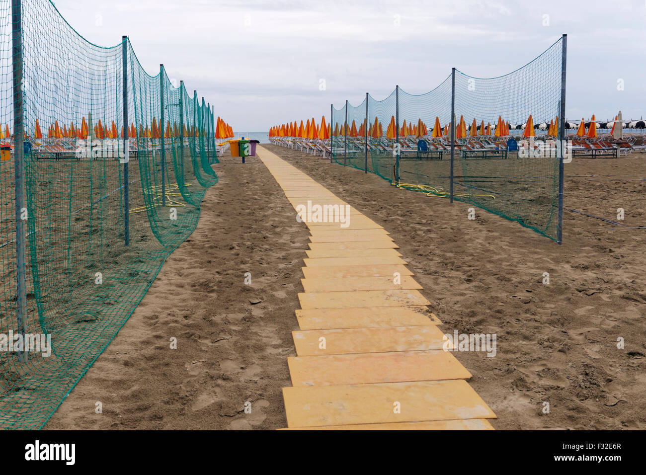 Allée menant à la mer, à Pinarella, Cervia, Riviera Adriatique, Emilie Romagne, Italie Banque D'Images