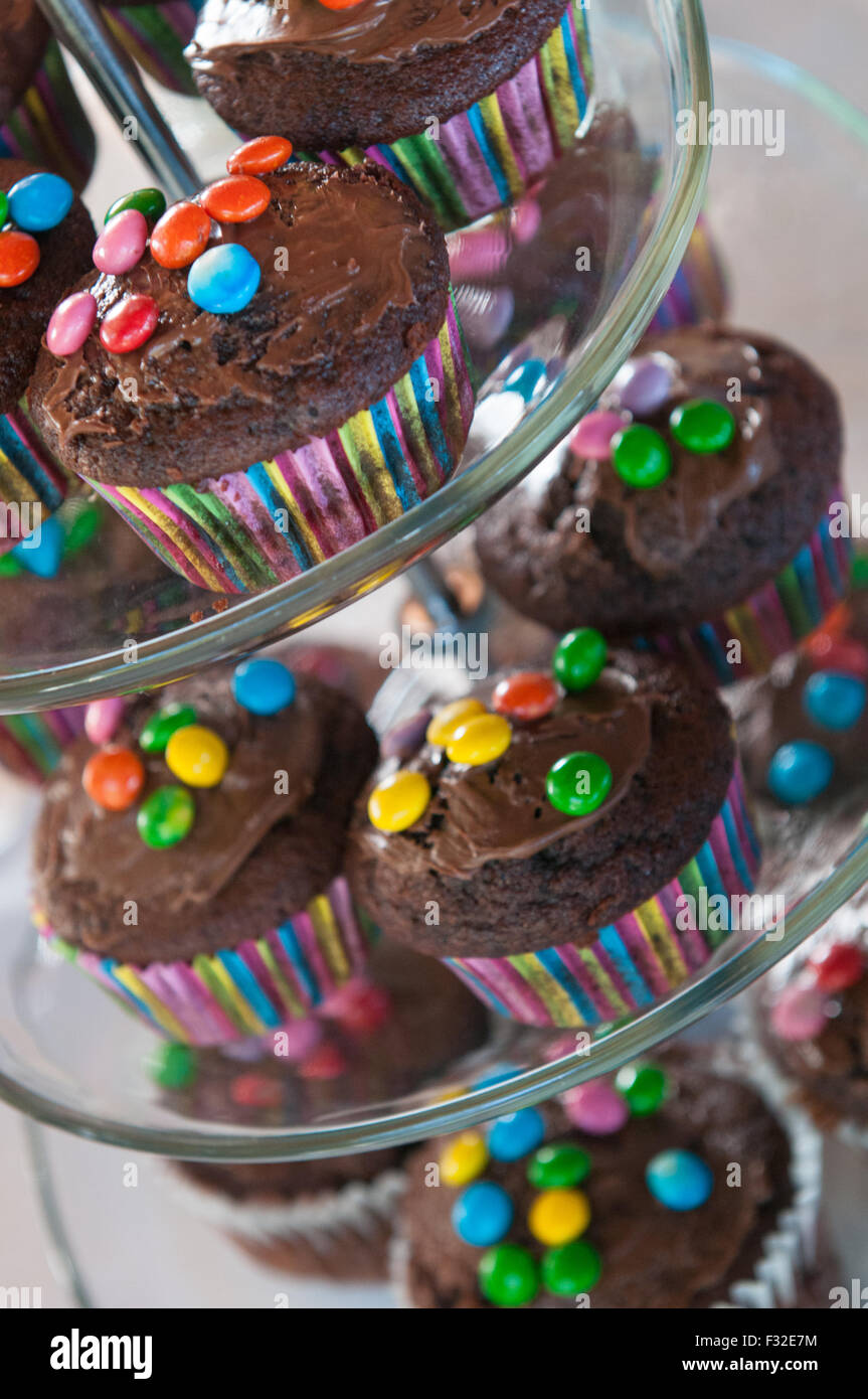 Muffins gâteaux frais brun chocolat avec des bonbons sur le dessus. Banque D'Images