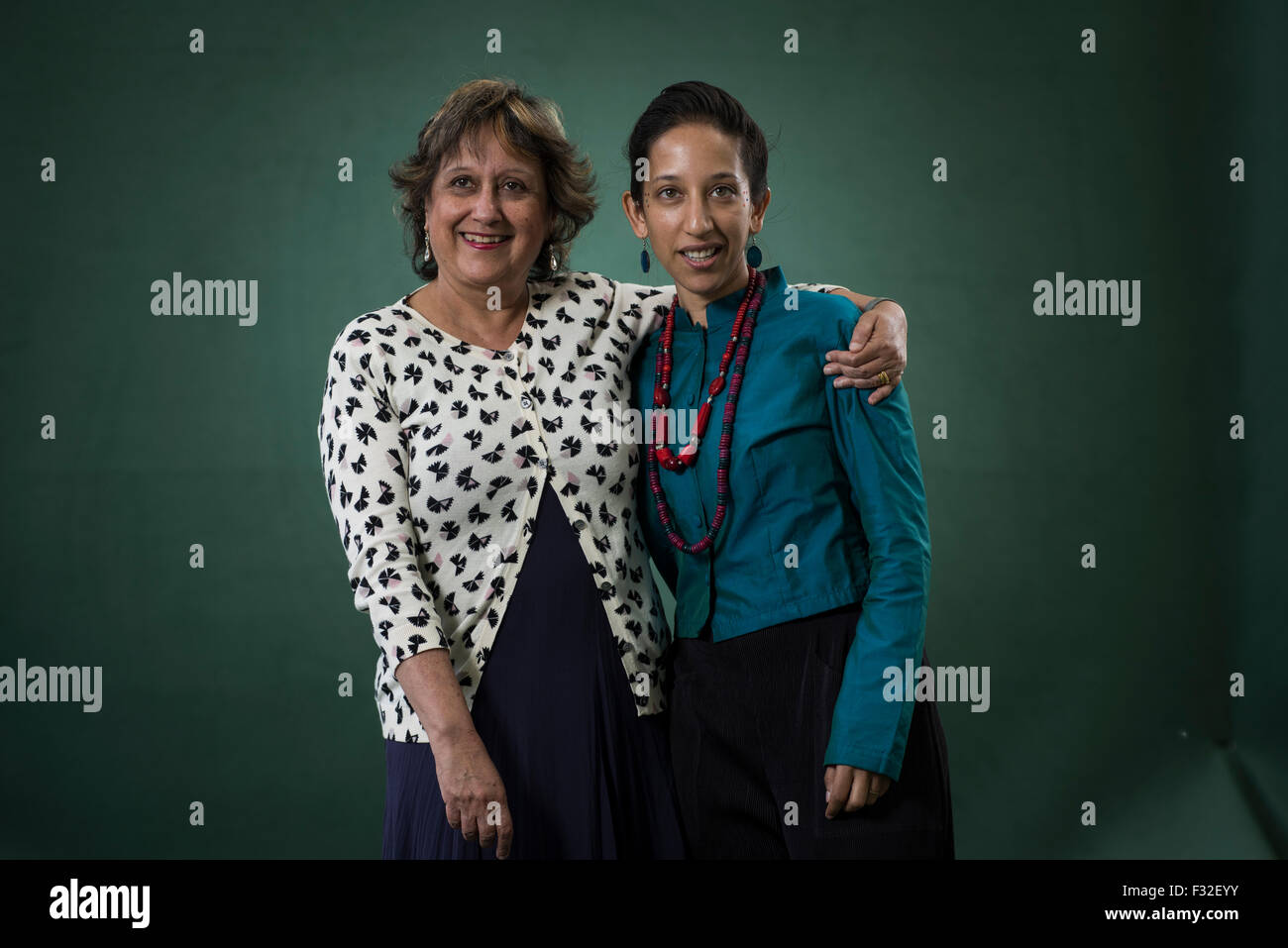 Journaliste et auteur britannique Yasmin Alibhai-Brown(L) et sa fille British Indian diffuseur et journaliste, Bidisha(R). Banque D'Images