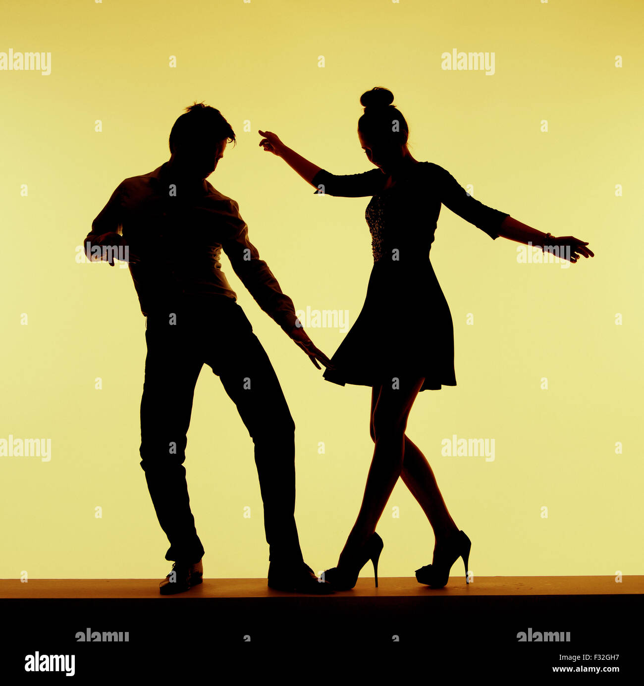 Deux silhouettes sur le dance-floor dans le club de musique Banque D'Images