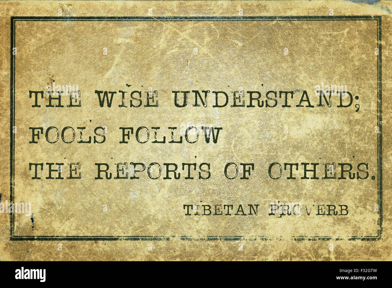 Les Sages Fous ; comprendre les rapports de suivi - proverbe tibétain ancien imprimé sur carton vintage grunge Banque D'Images