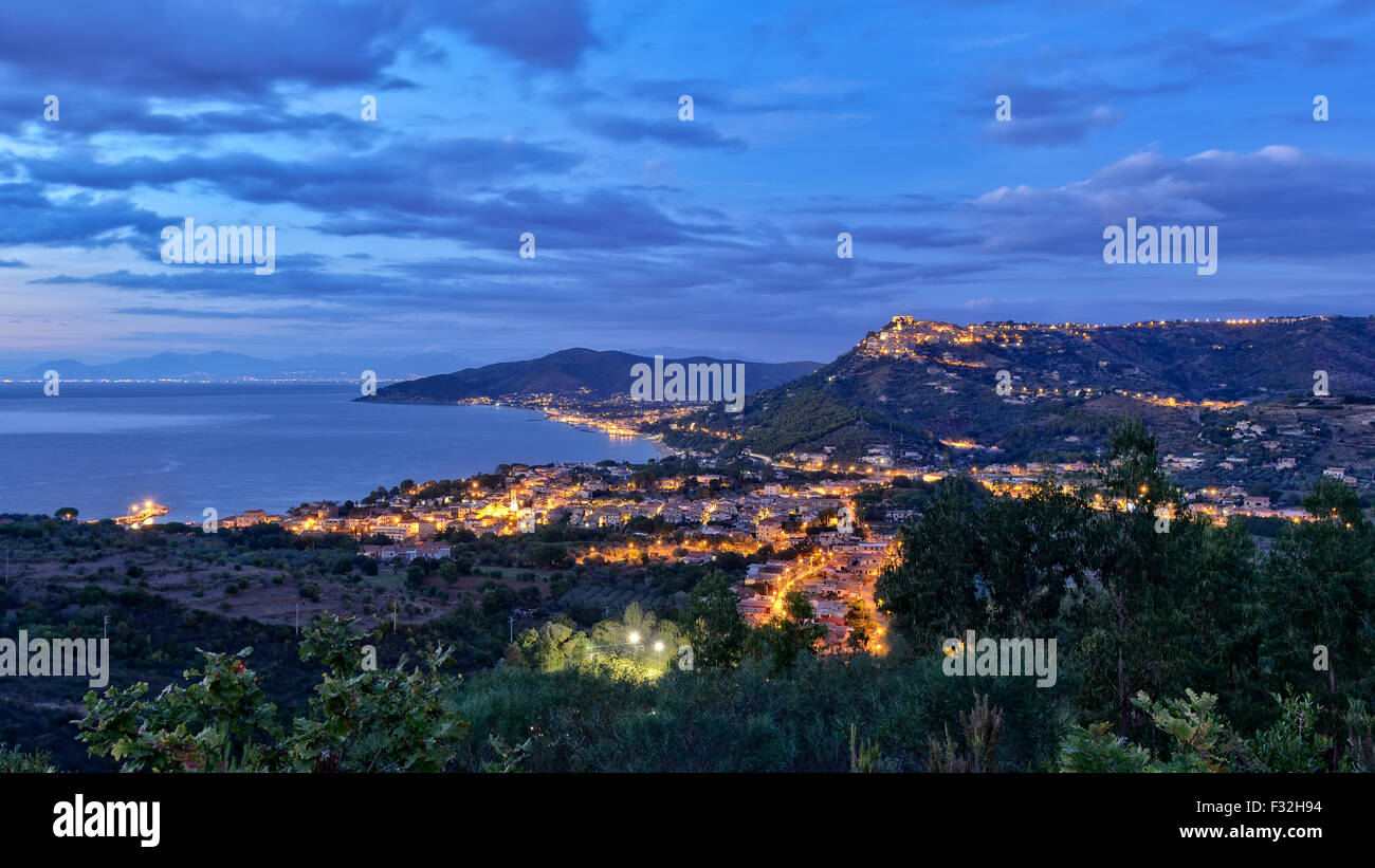 Castellabate est un petit village dans le sud de l'Italie, patrimoine de l'UNESCO, présente différentes ombres de vert et bleu au coucher du soleil. Banque D'Images