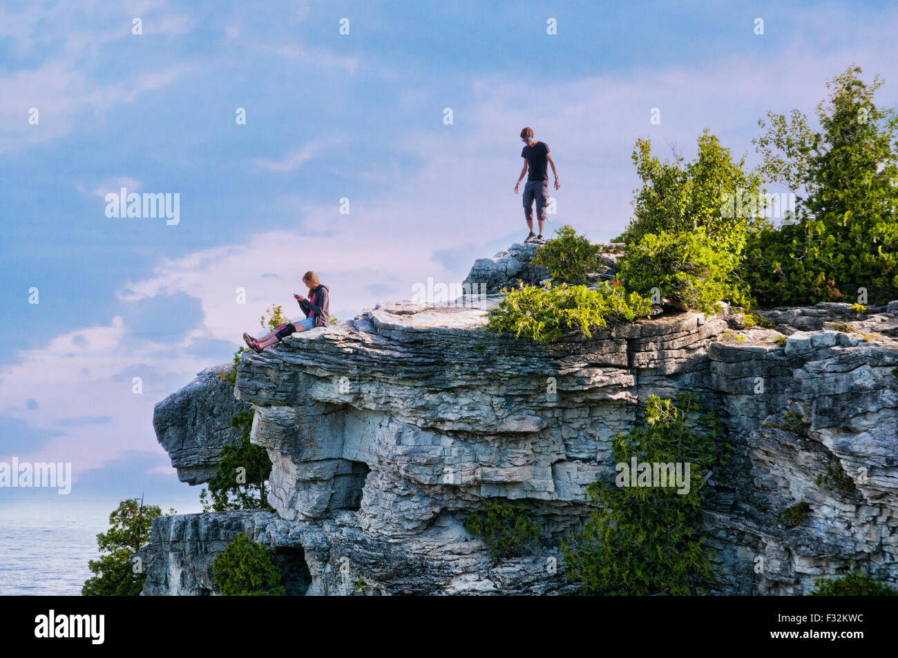 Deux adolescents debout sur haute falaise lookout à Bruce Peninsula National Park Banque D'Images