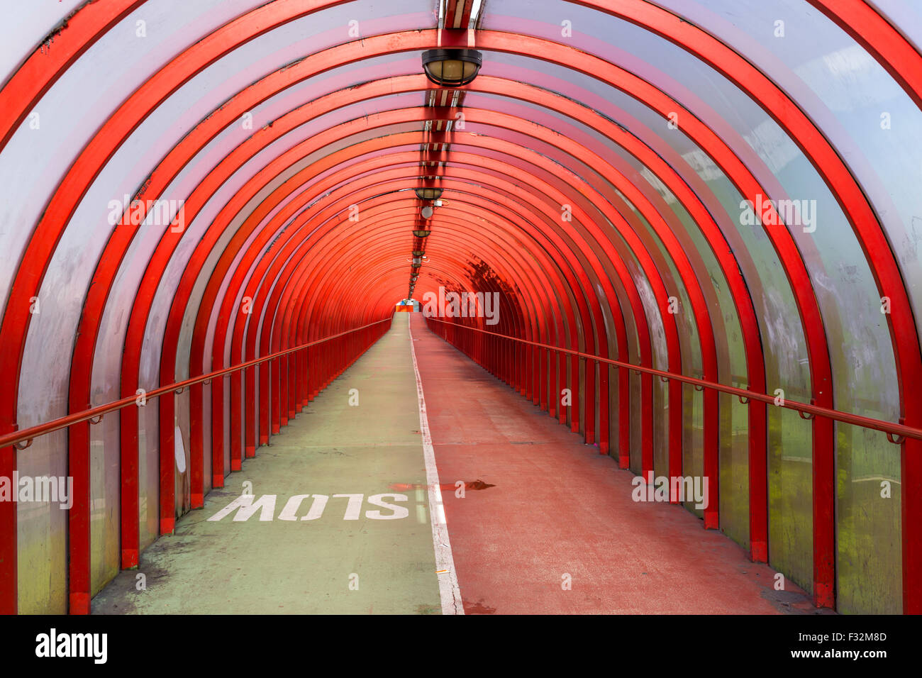 Tunnel rouge couvert menant à la SEC / SECC à Finnieston, Glasgow, Écosse, Royaume-Uni Banque D'Images