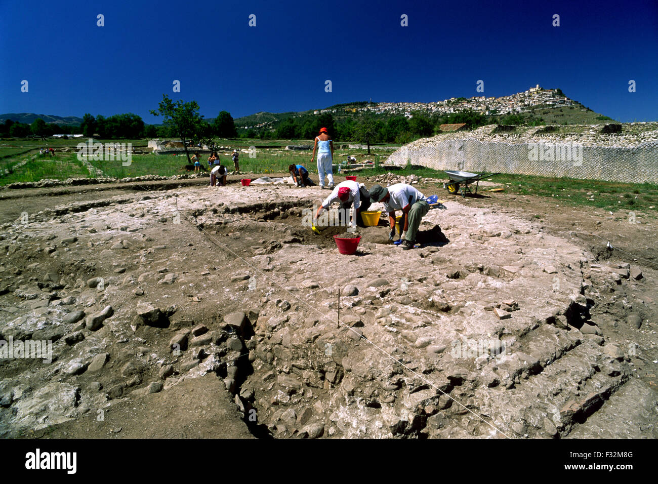 Italie, Basilicate, Grumentum, ancienne cité romaine, archéologues creusant Banque D'Images