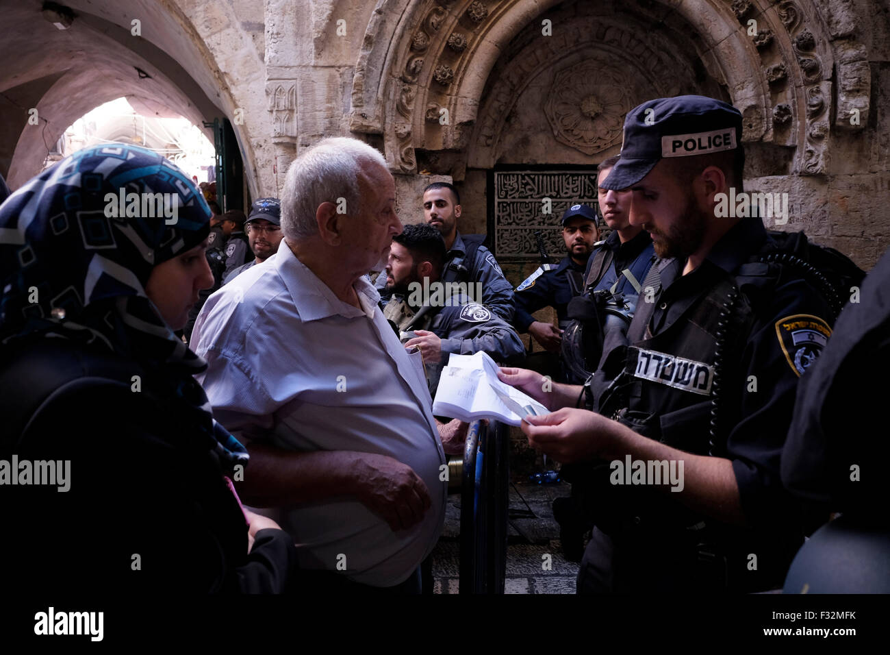 La police israélienne a vérifié les documents des fidèles palestiniens dans une ruelle menant à la mosquée Al Aqsa dans le quartier musulman de Jérusalem-est Israël le 28 septembre 2015. Israël a interdit aux hommes musulmans de moins de 50 ans de pratiquer leur culte au Mont du Temple, mais soutient qu'il s'agit de maintenir l'ordre. Crédit : Eddie Gerald/Alamy Live News Banque D'Images