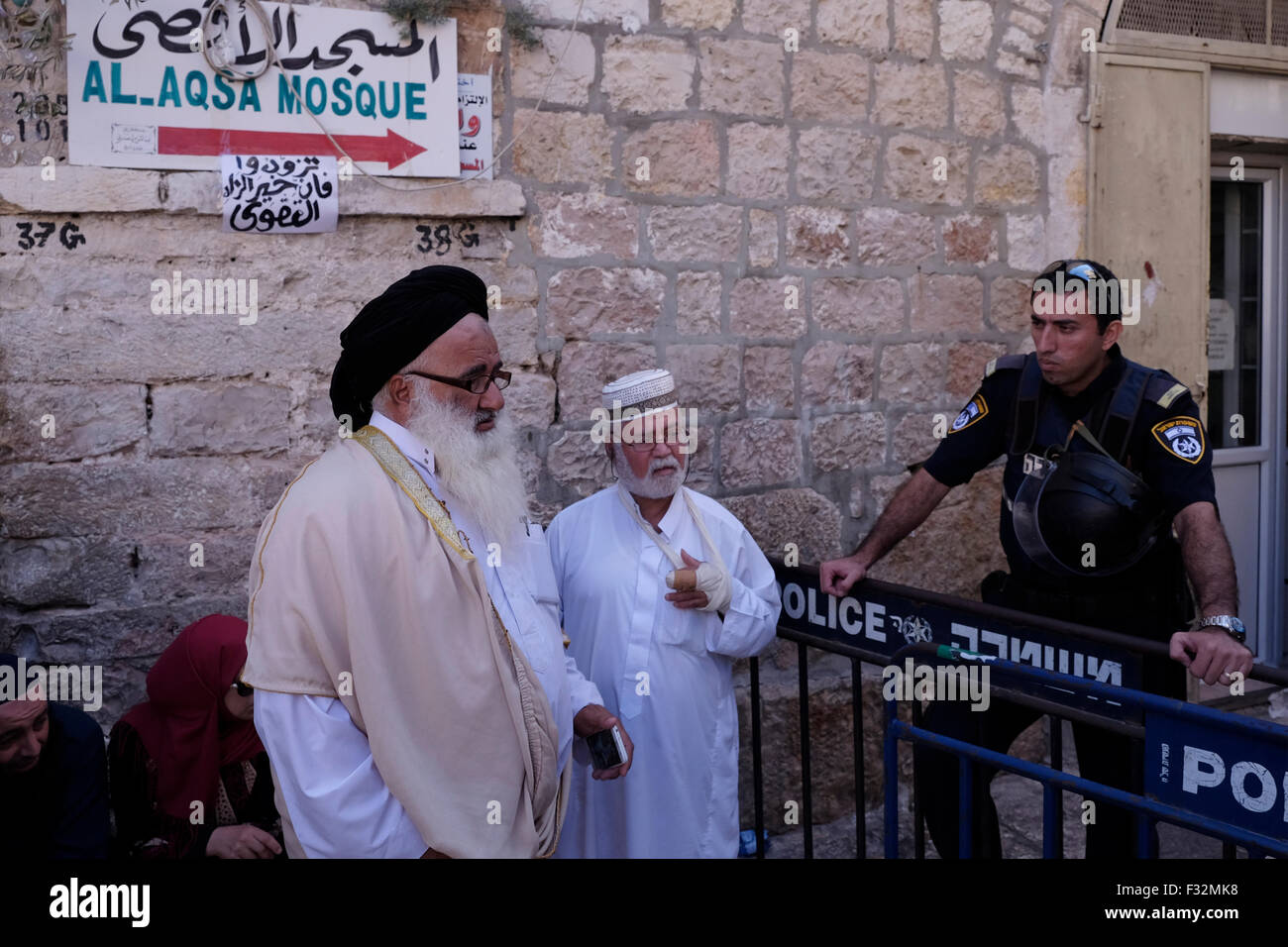 Israël - Jérusalem 28 SEPTEMBRE : personnes âgées Palestiniens lors d'un contrôle de la police israélienne dans une allée menant à la mosquée El Aksa composé dans le quartier musulman de Jérusalem l'est Israël le 28 septembre 2015. Israël interdit les hommes musulmans de moins de 50 ans de pratiquer leur culte dans l'enceinte du Mont du Temple, mais fait valoir qu'il s'agit de maintenir l'ordre. Banque D'Images