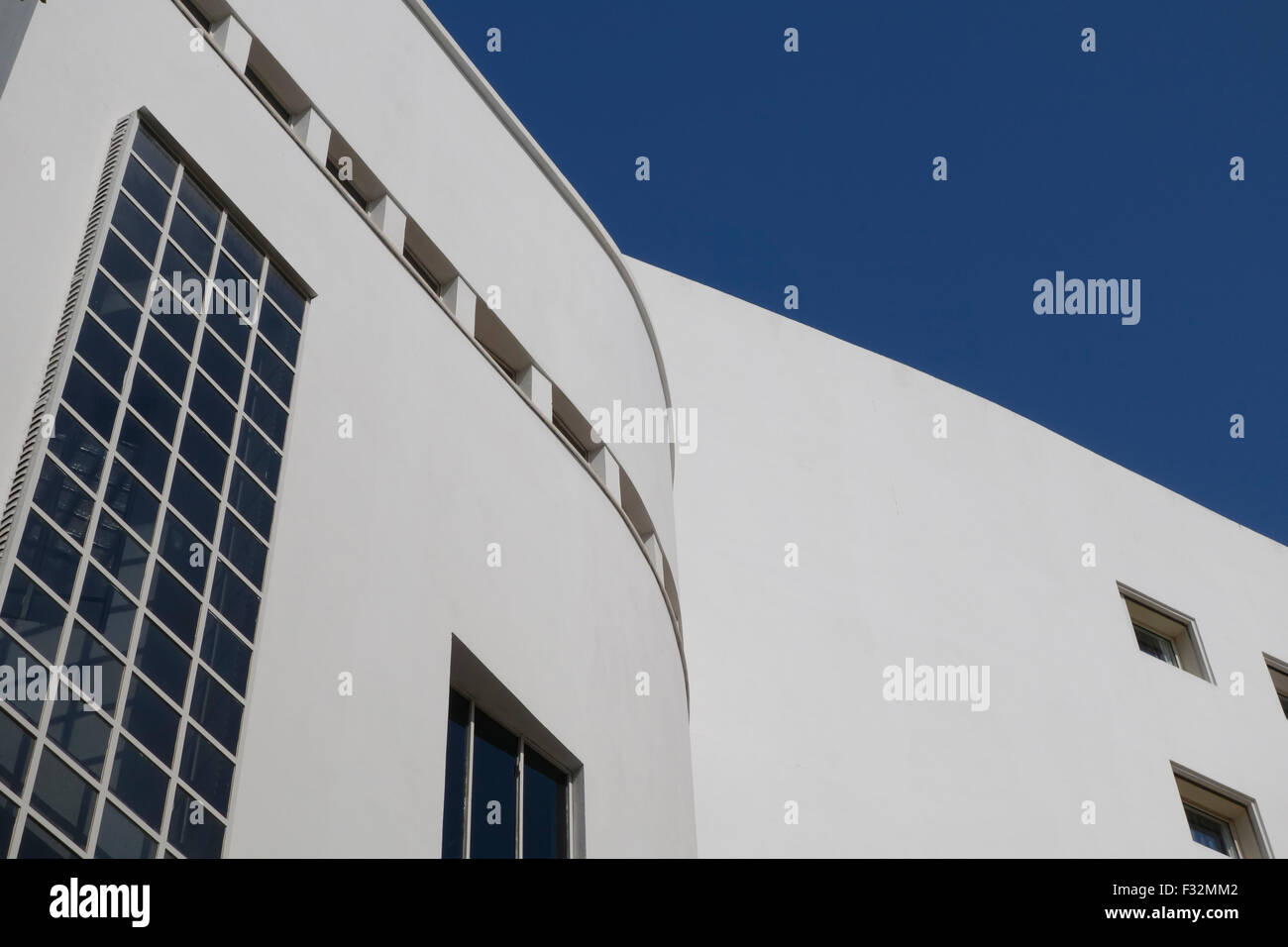 Geopmetric fenêtres d'un bâtiment rénové qui a été construit dans les années 1930 dans l'architecture du Bauhaus style dans Dizengof square Tel Aviv Israël. Tel Aviv est un site classé au Patrimoine Mondial pour son architecture unique, le plus grand montant de 'International' des bâtiments de style Bauhaus dans le monde (4000). Banque D'Images