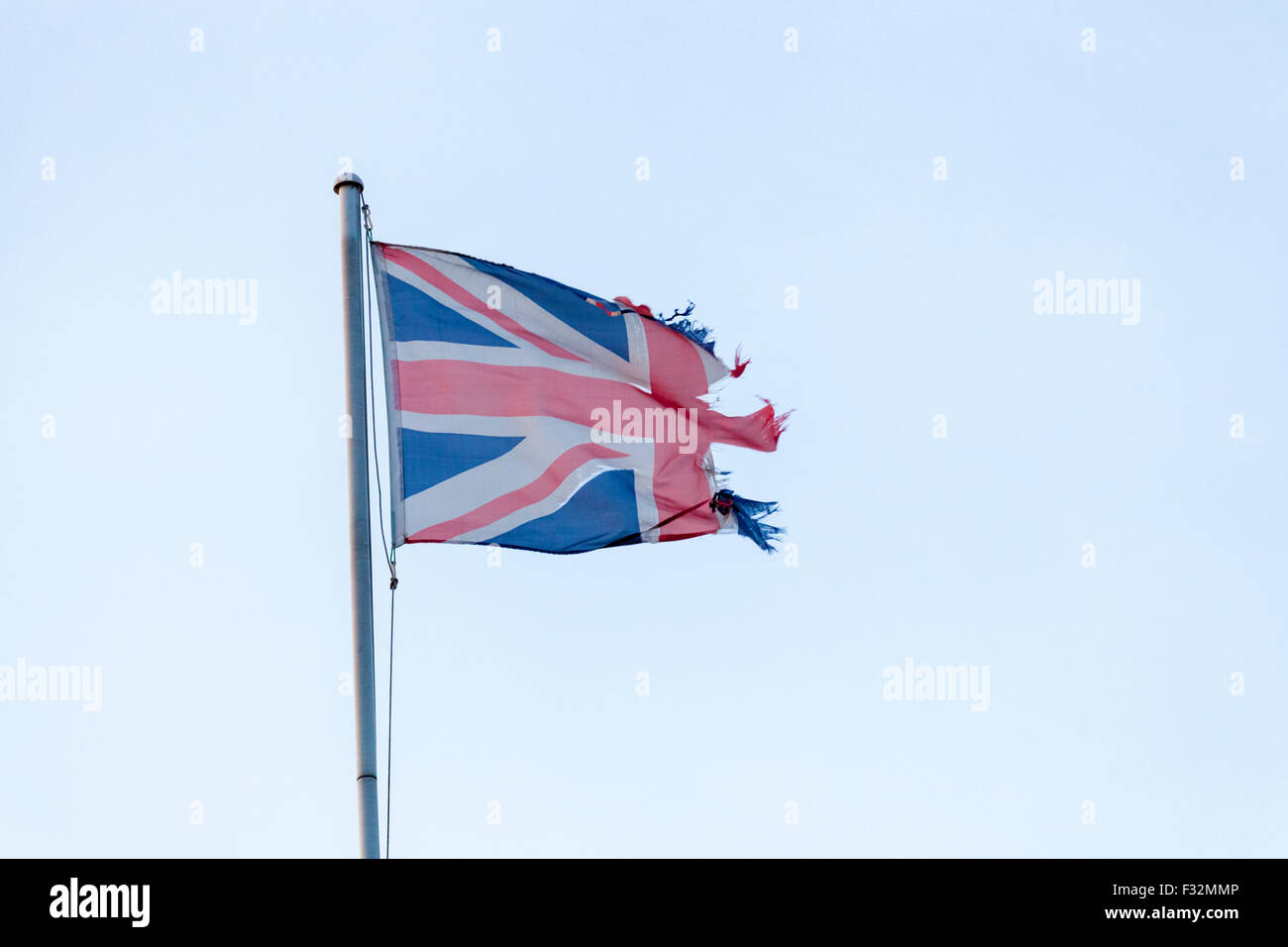 Drapeau UK Ripped. Déchiré en lambeaux et Union Jack suggérant une indépendance ou concept Brexit Banque D'Images