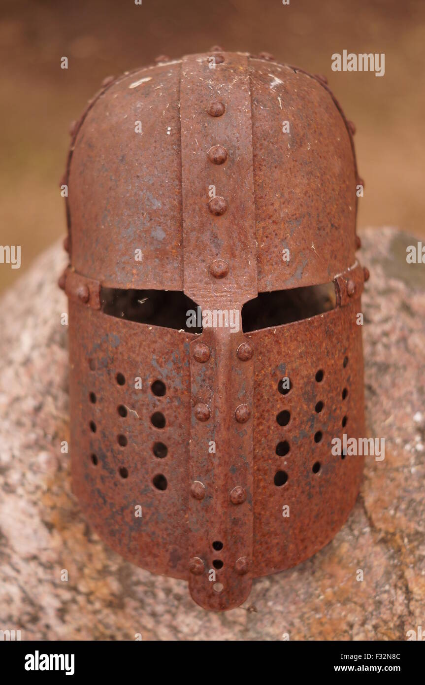 Ancien masque de chevalier rouillé Banque D'Images